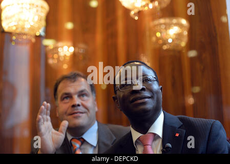 Halle, Germania. Il 22 settembre, 2013. SPD candidato Karamba Diaby (R), che è nato in Senegal, segue il 2013 tedesco elezioni federali insieme con Stephan Dorgerloh (SPD), il Ministro della Cultura del Land Sassonia-Anhalt, in un ristorante a Halle, Germania, 22 settembre 2013. SPD Diaby candidato sta andando essere il primo in Africa-nato deputato al Bundestag tedesco. Foto: HENDRIK SCHMIDT/dpa/Alamy Live News Foto Stock