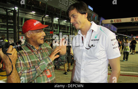 Singapore. Il 22 settembre, 2013. Niki Lauda, presidente della Mercedes AMG e Toto Wolf, direttore esecutivo della Mercedes AMG, GP di Formula 1, Singapore, 22.09.2013, Foto:mspb/ Thomas Melzer/dpa/Alamy Live News Foto Stock