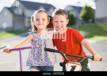 Bambini caucasici sorridente all'aperto Foto Stock