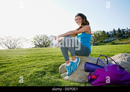 Razza mista donna che indossa allenamento marcia in posizione di parcheggio Foto Stock