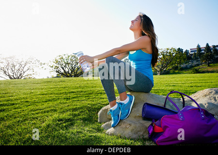 Razza mista donna che indossa allenamento marcia in posizione di parcheggio Foto Stock