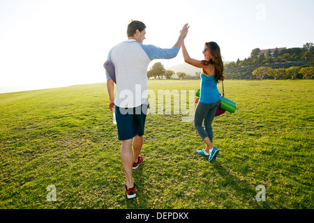 Coppia alta fiving in posizione di parcheggio Foto Stock