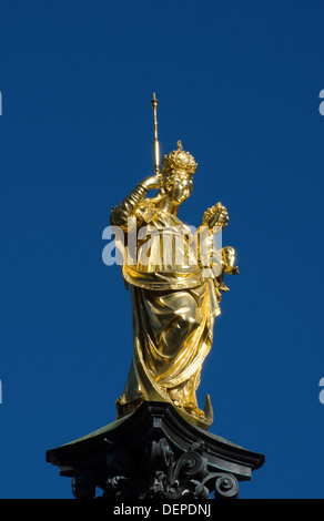 Statua dorata vergine Maria mariensaule Marienplatz di München Monaco di Baviera Baviera Germania Foto Stock