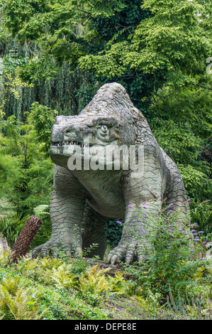 Area di dinosauri (primo del mondo sculture di dinosauri e di mammiferi estinti), Crystal Palace Park, Londra, Inghilterra. Foto Stock