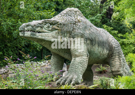 Area di dinosauri (primo del mondo sculture di dinosauri e di mammiferi estinti), Crystal Palace Park, Londra, Inghilterra. Foto Stock