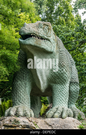 Area di dinosauri (primo del mondo sculture di dinosauri e di mammiferi estinti), Crystal Palace Park, Londra, Inghilterra. Foto Stock