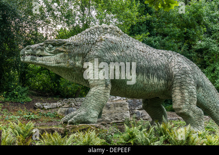 Area di dinosauri (primo del mondo sculture di dinosauri e di mammiferi estinti), Crystal Palace Park, Londra, Inghilterra. Foto Stock