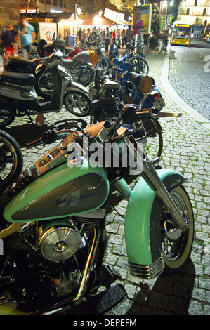 Harley-Davidson Heritage Softail Classic moto in camoscio blue pearl colore, di notte, Stoccarda, Baden-Wuerttemberg, Germania Foto Stock