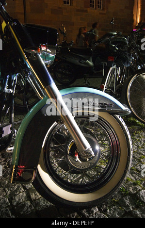 Harley-Davidson Heritage Softail Classic moto in camoscio blue pearl colore, di notte, Stoccarda, Baden-Wuerttemberg, Germania Foto Stock