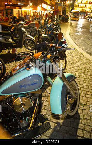 Harley-Davidson Heritage Softail Classic moto in camoscio blue pearl colore, di notte, Stoccarda, Baden-Wuerttemberg, Germania Foto Stock