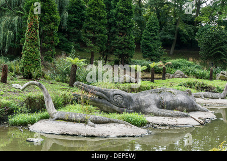 Area di dinosauri (primo del mondo sculture di dinosauri e di mammiferi estinti), Crystal Palace Park, Londra, Inghilterra. Foto Stock