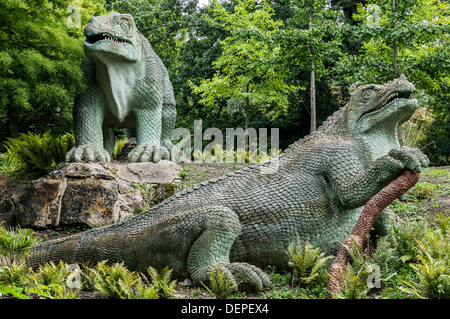 Area di dinosauri (primo del mondo sculture di dinosauri e di mammiferi estinti), Crystal Palace Park, Londra, Inghilterra. Foto Stock