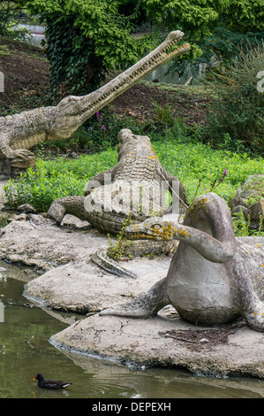 Area di dinosauri (primo del mondo sculture di dinosauri e di mammiferi estinti), Crystal Palace Park, Londra, Inghilterra. Foto Stock