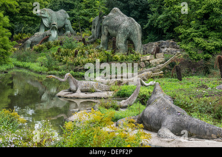 Area di dinosauri (primo del mondo sculture di dinosauri e di mammiferi estinti), Crystal Palace Park, Londra, Inghilterra. Foto Stock