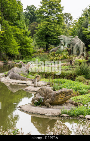 Area di dinosauri (primo del mondo sculture di dinosauri e di mammiferi estinti), Crystal Palace Park, Londra, Inghilterra. Foto Stock