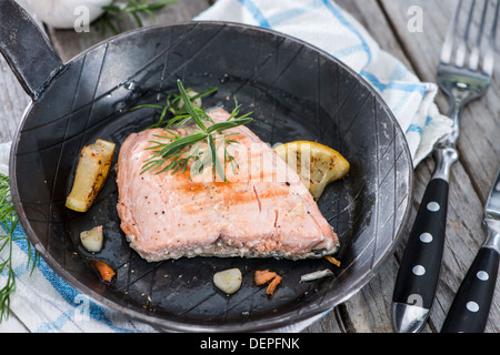 Fatta fresca Bistecca di salmone con erbe aromatiche Foto Stock