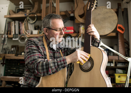 Liutaio finitura chitarra acustica in officina Foto Stock