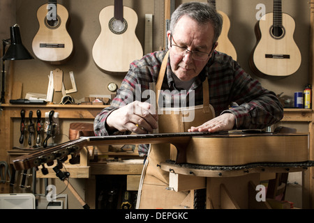 Liutaio finitura chitarra acustica in officina Foto Stock