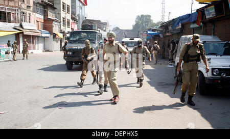 Srinagar, Indiano Kashmir amministrato. 23 sett, 2013. Poliziotti indiano rush verso il sito di un sospetto attacco militante in Srinagar, la capitale estiva di Indiano-Kashmir amministrato. Una centrale di sicurezza industriale Froce(CISF) il personale è stato ucciso ed un altro ferito quando i militanti girato a loro in un affollato mercato a Srinagar. Sofi Suhail/ Alamy Live News Foto Stock