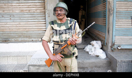 Srinagar, Indiano Kashmir amministrato. 23 sett, 2013. Un poliziotto indiano sta di guardia a Srinagar, la capitale estiva di Indiano-Kashmir amministrato. Una centrale di sicurezza industriale Froce(CISF) il personale è stato ucciso ed un altro ferito quando i militanti girato a loro in un affollato mercato a Srinagar. Sofi Suhail/ Alamy Live News Foto Stock