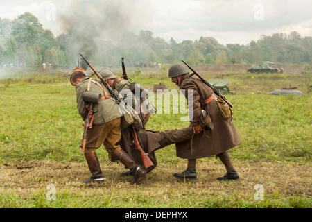 Lomianki, Polonia. Il 22 settembre, 2013. 22 Settembre, 2013. I paramedici portano soldato ferito durante la Battaglia di Lomianki - rievocazione storica, Polonia Credito: Travelfile/Alamy Live News Foto Stock