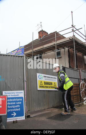 Derby, Regno Unito. Il 23 settembre 2013. I contraenti di avviare i primi lavori di demolizione a 18 Vittoria Road, Allenton dove il Philpott è di sei bambini sono morti in un incendio, e il numero 20, la semi-indipendente è attigua. Derby City Council dire il processo di demolizione è probabile richiedere fino a tre settimane; una settimana per preparare il sito e una proroga di due settimane per prendere verso il basso entrambe le proprietà, inizio con le dipendenze e le strutture di copertura. Una applicazione di pianificazione per il nuovo alloggiamento sul sito è stata presentata. Foto Stock