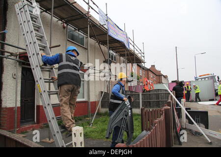 Derby, Regno Unito. Il 23 settembre 2013. I contraenti di avviare i primi lavori di demolizione a 18 Vittoria Road, Allenton dove il Philpott è di sei bambini sono morti in un incendio, e il numero 20, la semi-indipendente è attigua. Derby City Council dire il processo di demolizione è probabile richiedere fino a tre settimane; una settimana per preparare il sito e una proroga di due settimane per prendere verso il basso entrambe le proprietà, inizio con le dipendenze e le strutture di copertura. Una applicazione di pianificazione per il nuovo alloggiamento sul sito è stata presentata. Foto Stock