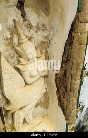 Bangkok, Tailandia. 23 sett, 2013. Un angelo di Wat Arun. L'angelo le figure sono pianificate per essere ristrutturato da artigiani tailandesi durante il restauro del tempio. Il nome completo del tempio è il Wat Arunratchawararam Ratchaworamahavihara. La caratteristica eccezionale di Wat Arun è il suo prang centrale (Khmer-torre di stile). Il mondo-famoso stupa, conosciuto localmente come Phra Prang Wat Arun, sarà chiusa per tre anni a subire riparazioni e ristrutturazioni insieme con altre strutture nel tempio composto. Questo sarà il più grande di riparazione e lavori di ristrutturazione su lo stupa negli ultimi 14 anni. In passato, anche wh Foto Stock