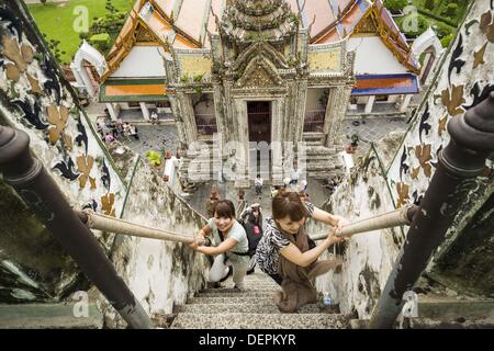 Bangkok, Tailandia. 23 sett, 2013. I turisti salire le scale del famoso centro di chedi di Wat Arun sull'ultimo giorno lo stupa sarebbe aperto per arrampicata. Il nome completo del tempio è il Wat Arunratchawararam Ratchaworamahavihara. La caratteristica eccezionale di Wat Arun è il suo prang centrale (Khmer-torre di stile). Il mondo-famoso stupa, conosciuto localmente come Phra Prang Wat Arun, sarà chiusa per tre anni a subire riparazioni e ristrutturazioni insieme con altre strutture nel tempio composto. Questo sarà il più grande di riparazione e lavori di ristrutturazione su lo stupa negli ultimi 14 anni. In passato, anche mentre Foto Stock