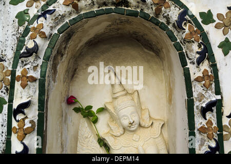 Bangkok, Tailandia. 23 sett, 2013. Un angelo di Wat Arun. L'angelo le figure sono pianificate per essere ristrutturato da artigiani tailandesi durante il restauro del tempio. Il nome completo del tempio è il Wat Arunratchawararam Ratchaworamahavihara. La caratteristica eccezionale di Wat Arun è il suo prang centrale (Khmer-torre di stile). Il mondo-famoso stupa, conosciuto localmente come Phra Prang Wat Arun, sarà chiusa per tre anni a subire riparazioni e ristrutturazioni insieme con altre strutture nel tempio composto. Questo sarà il più grande di riparazione e lavori di ristrutturazione su lo stupa negli ultimi 14 anni. In passato, anche wh Foto Stock