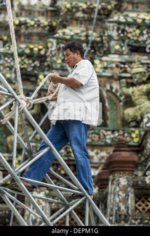 Bangkok, Tailandia. 23 sett, 2013. I lavoratori messi su un ponteggio intorno a un chedi di Wat Arun a Bangkok. Il nome completo del tempio è il Wat Arunratchawararam Ratchaworamahavihara. La caratteristica eccezionale di Wat Arun è il suo prang centrale (Khmer-torre di stile). Il mondo-famoso stupa, conosciuto localmente come Phra Prang Wat Arun, sarà chiusa per tre anni a subire riparazioni e ristrutturazioni insieme con altre strutture nel tempio composto. Questo sarà il più grande di riparazione e lavori di ristrutturazione su lo stupa negli ultimi 14 anni. In passato, anche durante la grande opera fu fatto, lo stupa utilizzato per rem Foto Stock