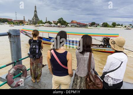 Bangkok, Tailandia. 23 sett, 2013. I turisti attendere per prendere un traghetto per portarli attraverso il Fiume Chao Phraya a Bangkok al Wat Arun sull'ultimo giorno il mondo famoso stupa al tempio è aperto al pubblico. Il nome completo del tempio è il Wat Arunratchawararam Ratchaworamahavihara. La caratteristica eccezionale di Wat Arun è il suo prang centrale (Khmer-torre di stile). Il mondo-famoso stupa, conosciuto localmente come Phra Prang Wat Arun, sarà chiusa per tre anni a subire riparazioni e ristrutturazioni insieme con altre strutture nel tempio composto. Questo sarà il più grande di riparazione e lavori di ristrutturazione sul Foto Stock