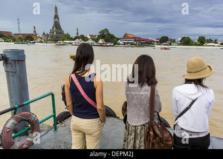 Bangkok, Tailandia. 23 sett, 2013. I turisti attendere per prendere un traghetto per portarli attraverso il Fiume Chao Phraya a Bangkok al Wat Arun sull'ultimo giorno il mondo famoso stupa al tempio è aperto al pubblico. Il nome completo del tempio è il Wat Arunratchawararam Ratchaworamahavihara. La caratteristica eccezionale di Wat Arun è il suo prang centrale (Khmer-torre di stile). Il mondo-famoso stupa, conosciuto localmente come Phra Prang Wat Arun, sarà chiusa per tre anni a subire riparazioni e ristrutturazioni insieme con altre strutture nel tempio composto. Questo sarà il più grande di riparazione e lavori di ristrutturazione sul Foto Stock