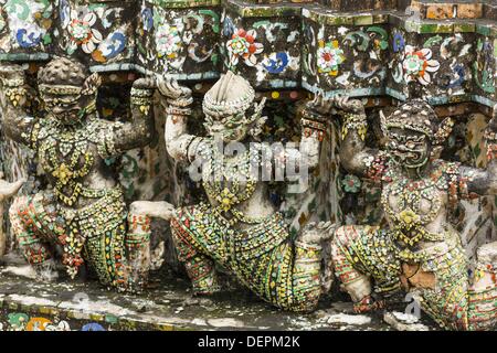 Bangkok, Tailandia. 23 sett, 2013. Le figure di Hanuman, la scimmia Dio al Wat Arun. Le figure sono programmati per essere una parte della ristrutturazione del tempio. Il nome completo del tempio è il Wat Arunratchawararam Ratchaworamahavihara. La caratteristica eccezionale di Wat Arun è il suo prang centrale (Khmer-torre di stile). Il mondo-famoso stupa, conosciuto localmente come Phra Prang Wat Arun, sarà chiusa per tre anni a subire riparazioni e ristrutturazioni insieme con altre strutture nel tempio composto. Questo sarà il più grande di riparazione e lavori di ristrutturazione su lo stupa negli ultimi 14 anni. In passato, anche mentre Foto Stock