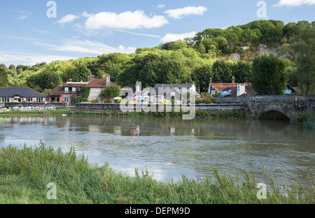 Il fiume Arun che fluisce attraverso Amberley nel West Sussex, in Inghilterra Foto Stock