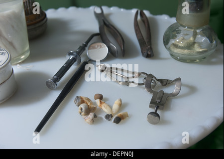 Set di antichi strumenti chirurgici strumenti e denti estratti da del Vittoriano era dentista Foto Stock