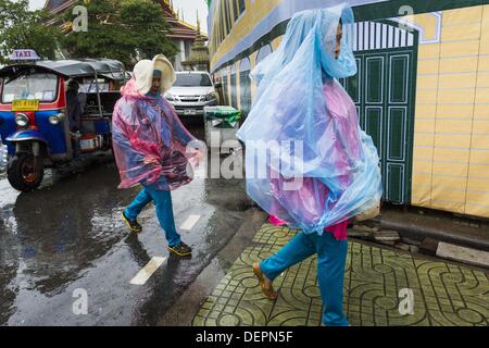 Bangkok, Tailandia. 23 sett, 2013. I turisti a piedi attraverso la pioggia a Bangkok. Più di un quarto delle province della Thailandia hanno segnalato alcune inondazioni come pesante stagione piovosa tempeste continuare in Tailandia centrale. È prevista pioggia per continuare attraverso questa settimana, aumentando la possibilità di gravi inondazioni in tutto il paese. Più di 600.000 thailandesi sono stati influenzati dalle inondazioni finora quest'anno. Inondazioni in 2011 ha ucciso più di 800 persone e tagliare la crescita economica per l anno appena a 0.10%. Credit: Jack Kurtz/ZUMAPRESS.com/Alamy Live News Foto Stock