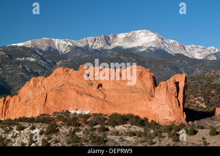 Il gateway del nord Rock al Giardino degli Dei Park in Colorado Springs, Colorado, Stati Uniti d'America, con Pikes Peak in background Foto Stock