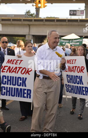 Bellmore, New York, Stati Uniti Il 22 settembre 2013. Stati Uniti Il senatore Charles 'chuck' SCHUMER (Democratico), in corsa per la rielezione a novembre, fa una campagna visita al ventisettesimo Bellmore annuale Festival, che offre divertimento per tutta la famiglia con mostre e attrazioni in un 25 blocco quadrato area, con oltre 120.000 persone che dovrebbero partecipare nel corso del fine settimana. Credito: Ann e Parry/Alamy Live News Foto Stock