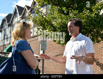 Bellmore, New York, Stati Uniti Il 22 settembre 2013. N.Y. Stato Senatore Charles J. FUSCHILLO, JR. (Repubblicano - Merrick), in corsa per la rielezione a novembre, fa una campagna visita al ventisettesimo Bellmore annuale Festival, che offre divertimento per tutta la famiglia con mostre e attrazioni in un 25 blocco quadrato area, con oltre 120.000 persone che dovrebbero partecipare nel corso del fine settimana. Credito: Ann e Parry/Alamy Live News Foto Stock