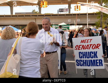 Bellmore, New York, Stati Uniti Il 22 settembre 2013. Stati Uniti Il senatore Charles 'chuck' SCHUMER (Democratico), in corsa per la rielezione a novembre, fa una campagna visita al ventisettesimo Bellmore annuale Festival, che offre divertimento per tutta la famiglia con mostre e attrazioni in un 25 blocco quadrato area, con oltre 120.000 persone che dovrebbero partecipare nel corso del fine settimana. Credito: Ann e Parry/Alamy Live News Foto Stock