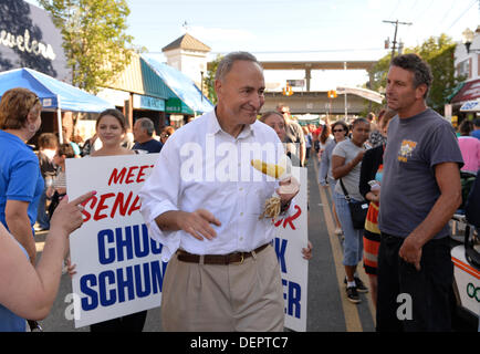 Bellmore, New York, Stati Uniti Il 22 settembre 2013. Stati Uniti Il senatore Charles 'chuck' SCHUMER (Democratico), in corsa per la rielezione a novembre, fa una campagna visita al ventisettesimo Bellmore annuale Festival, che offre divertimento per tutta la famiglia con mostre e attrazioni in un 25 blocco quadrato area, con oltre 120.000 persone che dovrebbero partecipare nel corso del fine settimana. Credito: Ann e Parry/Alamy Live News Foto Stock