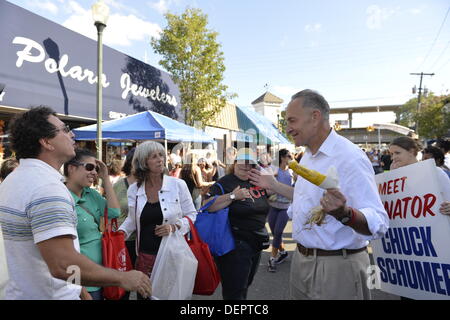 Bellmore, New York, Stati Uniti Il 22 settembre 2013. Stati Uniti Il senatore Charles 'chuck' SCHUMER (Democratico - New York), che corre per la rielezione a novembre, fa una campagna visita al ventisettesimo Bellmore annuale Festival, che offre divertimento per tutta la famiglia con mostre e attrazioni in un 25 blocco quadrato area, con oltre 120.000 persone che dovrebbero partecipare nel corso del fine settimana. Foto Stock