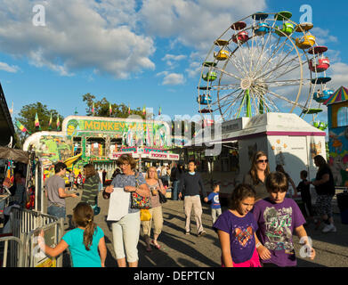 Bellmore, New York, Stati Uniti Il 22 settembre 2013. Il carnevale corse, tra cui la ruota panoramica Ferris, erano al ventisettesimo Bellmore annuale Festival, che offre divertimento per tutta la famiglia con mostre e attrazioni in un 25 blocco quadrato area, con oltre 120.000 persone che dovrebbero partecipare nel corso del fine settimana. Credito: Ann e Parry/Alamy Live News Foto Stock