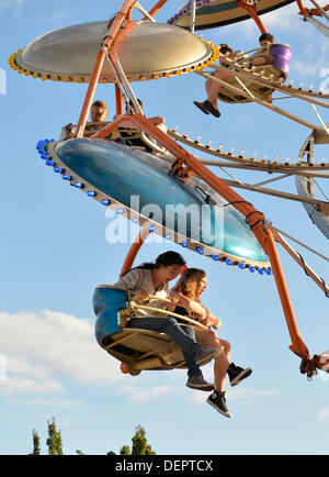 Bellmore, New York, Stati Uniti Il 22 settembre 2013. Due ragazze urlare mentre cavalcate carnival ride al ventisettesimo Bellmore annuale Festival, che offre divertimento per tutta la famiglia con mostre e attrazioni in un 25 blocco quadrato area, con oltre 120.000 persone che dovrebbero partecipare nel corso del fine settimana. Credito: Ann e Parry/Alamy Live News Foto Stock