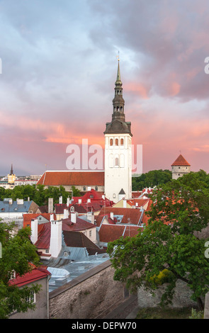 La chiesa di San Nicola a Tallinn in Estonia al tramonto Foto Stock