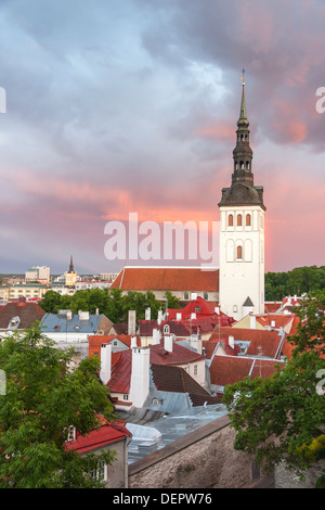 La chiesa di San Nicola a Tallinn in Estonia al tramonto Foto Stock