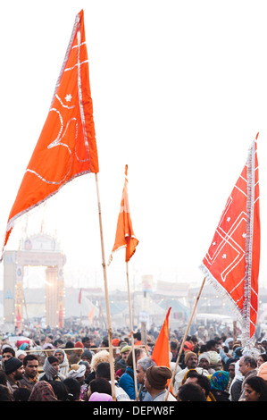 La folla con bandiere presso il Royal Bath processione Al Maha Kumbh, Allahabad, Uttar Pradesh, India Foto Stock