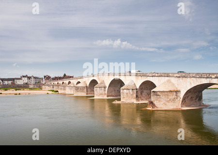 Il Pont de Gien oltre il fiume Loira nella città di Gien, Francia. Foto Stock