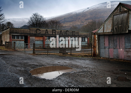 Garage abbandonati nelle Highlands scozzesi nei pressi di Rannoch Moor, Scotland, Regno Unito, Europa Foto Stock